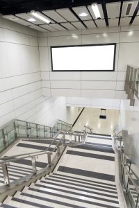 デジタルサイネージ　駅　電車　広告